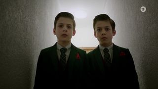 Jeanne Tremsal - Falk s02e03 (2020) actress naked boobs