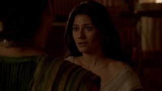 Sibylla_Deen, Kylie_Bunbury nude - Tut_s01e01 (2015)