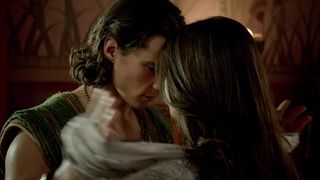 Sibylla_Deen, Kylie_Bunbury nude - Tut_s01e01 (2015)