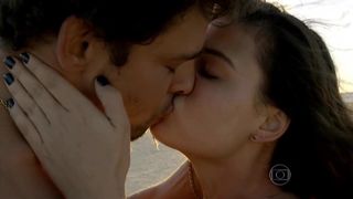 Dira Paes, Isis Valverde - Amores Roubados s01 (2014) actress nude scene