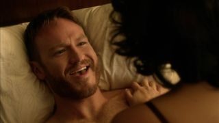 Alice Hunter, Jenny Slate – House of Lies s03e05 (2014) actress topless scenes