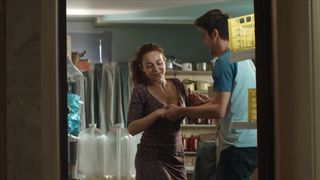 Ekaterina Guseva - Vhodya v dom oglyanis s01e01 (2019)