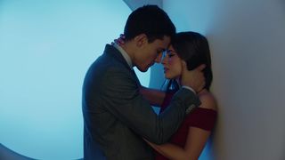Giulia Charm, Elisabeth Larena nude - Vivir sin permiso s01e01-10 (2018)
