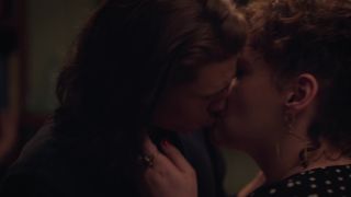 Kathryn Hahn, Katie Kershaw – Mrs. Fletcher s01e07 (2019) celeb topless scenes