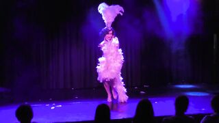 Miss Chrissy Smooch "Stardust Deluxe" old-school burlesque activity