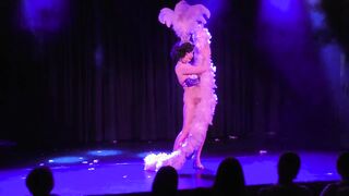 Miss Chrissy Smooch "Stardust Deluxe" old-school burlesque activity