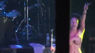 The Pretty Reckless - Goin' Down en Argentina 29-07-2012