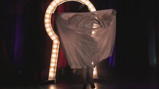 07 Babe Hula la Peephole Babe