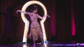 07 Babe Hula la Peephole Babe