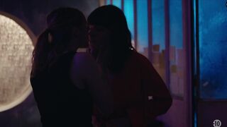 Ayumi Roux, Flavie Delangle - Skam s09e05 (2022) Lesbian Sex scene (TV SHOW)