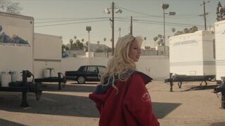 Lily James, Crystal Rush, McKenzie Lee, Nikki Benz - Pam and Tommy s01e04 (2022)