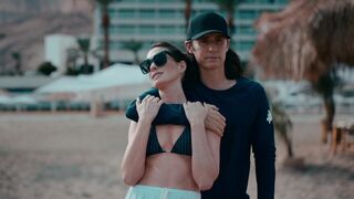 Anne Hathaway hot - WeCrashed s01e06e08 (2022)