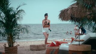 Anne Hathaway hot - WeCrashed s01e06e08 (2022)