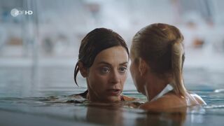 Julia Richter, Annette Frier nude sex - Ella Schon s05e02 (2022)