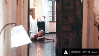 MODERN-DAY SINS - Kendra James Disciplines Nubile Thief With ULTRA-KINKY ALL GIRL SEX INTERCOURSE!