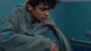 Martha Plimpton, Nathanya Alexander, Haunt Sui Wonders - Genera+ion s01e04-05 (2021) celebrity naked breasts sequence