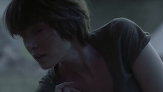 Lizzie Brochere, Maylis Dumon - Les rivieres pourpres s03e06 (2021) celebrity braless gig from the flick