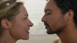 Friederike Linke, Helen Woigk, Valerie Stoll, Anne Weinknecht - Ein Tisch in der Provence s01e03 (2021) braless vid episode