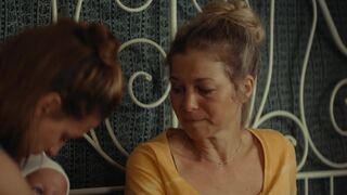 Hilde Dalik nude - Alles finster (2022)  s01e04