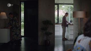 Anneke Kim Sarnau, Peri Baumeister naked - Neuland (2022) s01e05 and e06