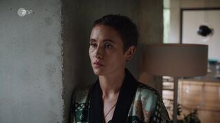 Anneke Kim Sarnau, Peri Baumeister naked - Neuland (2022) s01e05 and e06