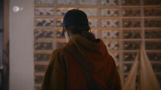 Franziska Hartmann, Lene Oderich sexy - Neuland (2022) s01-e02