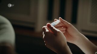 Franziska Hartmann, Lene Oderich sexy - Neuland (2022) s01-e02