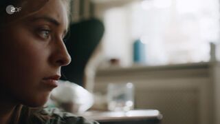 Franziska Hartmann, Lene Oderich sexy - Neuland (2022) s01-e02