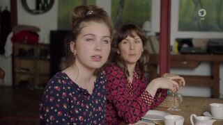 Anja Antonowicz, Wolke Hegenbarth - Toni, männlich, Hebamme s01e01 (2019) Naked Scenes