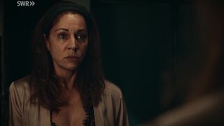 Ulrike C. Tscharre sex - Höllgrund (2022) s01e04 Dressing Scene