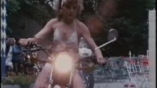 Der Verbumste MotorradClub Jagt Geile Fuchsin (Diamant Video)