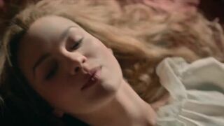 Emilia Schüle, Roxane Duran sexy - Marie Antoinette (2022) s01e08