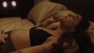 Sofia Black-D'Elia sexy - Single Drunk Female s02e09 (2023)