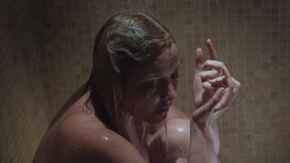 Laura Sepul naked - Ennemi public s01e10 (2016) Bath scene