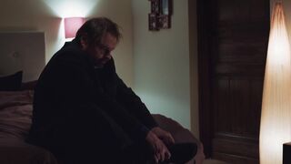 Laura Sepul naked - Ennemi public s01e10 (2016) Bath scene