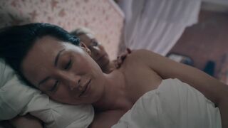 Olivia Cheng, Miranda Raison hot - Warrior s03e01 (2023) sexy lesbian scene