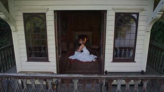 Mia Threapleton hot, Josie Totah Sexy - The Buccaneers s01e05 (2023) Lesbian Kiss