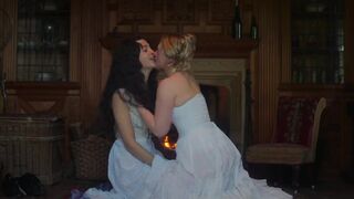 Mia Threapleton hot, Josie Totah Sexy - The Buccaneers s01e05 (2023) Lesbian Kiss