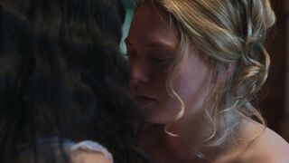 Mia Threapleton hot, Josie Totah Sexy - The Buccaneers s01e05 (2023) Lesbian Kiss