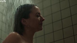 Hot Bathtub scene Kathi Wolf, Lena Klenke sexy - 2 Minuten - der Test s02e03e06 (2024)