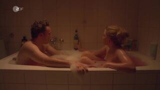 Isabella Wolf - Fett und Fett s02e02 (2019) Nude Scenes