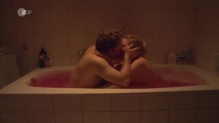 Isabella Wolf - Fett und Fett s02e02 (2019) Nude Scenes