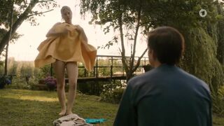 Louise Sophie Arnold sexy - Käthe und ich s05e02 (2024) hot video