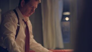 Bedroom Hot Scene Maisie Williams sexy - The New Look s01e01 (2024)