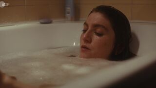 Charlotte De Bruyne sexy - Juliet s01e01 (2023) Bath Short Scene