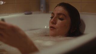Charlotte De Bruyne sexy - Juliet s01e01 (2023) Bath Short Scene