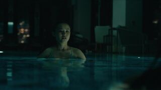 Ji-young Yoo, Bonde Sham sexy - Expats s01e05 (2024) Lesbian Hot Scene