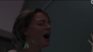 Sarah Mahita hot, Stefanie Reinsperger sexy - Haus aus Glas s01e01-02 (2024) erotic scene