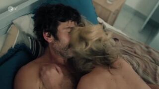 Caroline Hanke sexy, Sofia Koliofotos hot. Endlich Witwer s01e04 (2024) Bedroom Hot Scene
