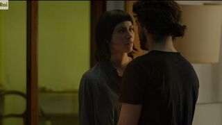 Sophie Pfennigstorf topless - Sopravvissuti  (2022) s01-e04 Nude TV Scene